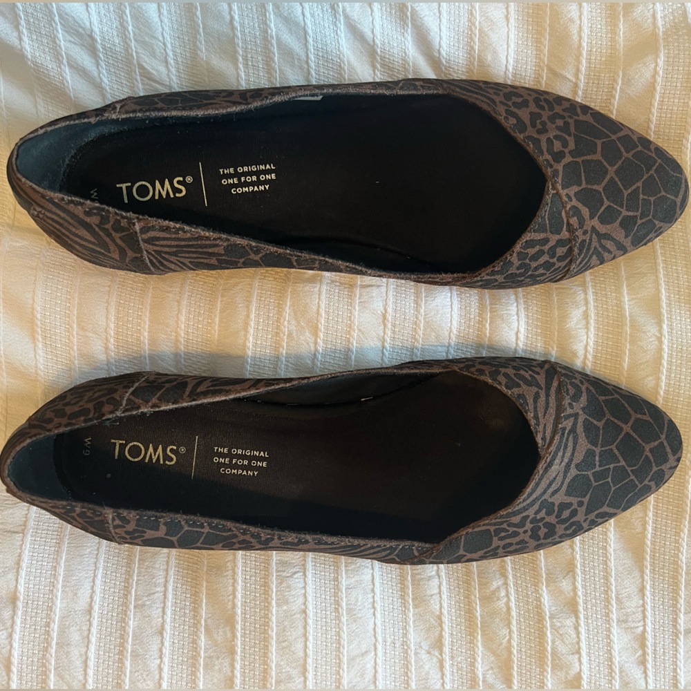 TOMS Julie Printed Suede Flat - Size 9